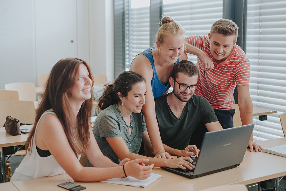 Studierende des Weincampus Neustadt am bei Besprechung eines Dokumentes auf dem PC