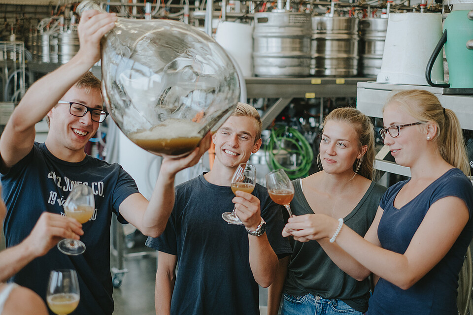 Studierende des Weincampus Neustadt im Technikum des Dienstleistungszentrum Ländlicher Raum (DLR) Rheinpfalz